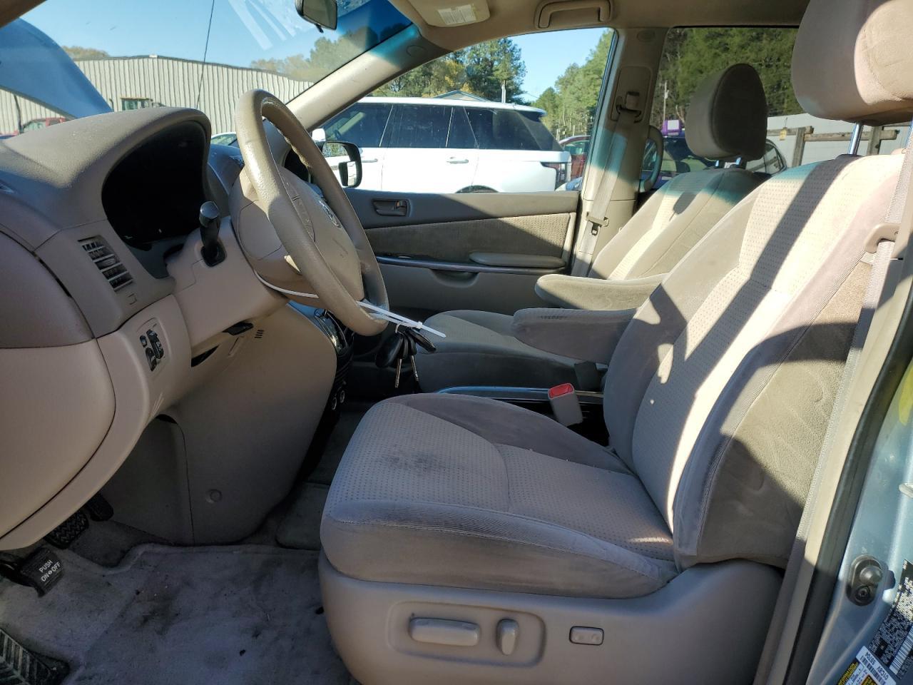 2010 Toyota Sienna Ce - Фото 7