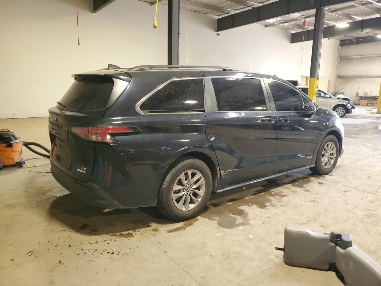 2021 Toyota Sienna Le 8-Passenger - Фото 3