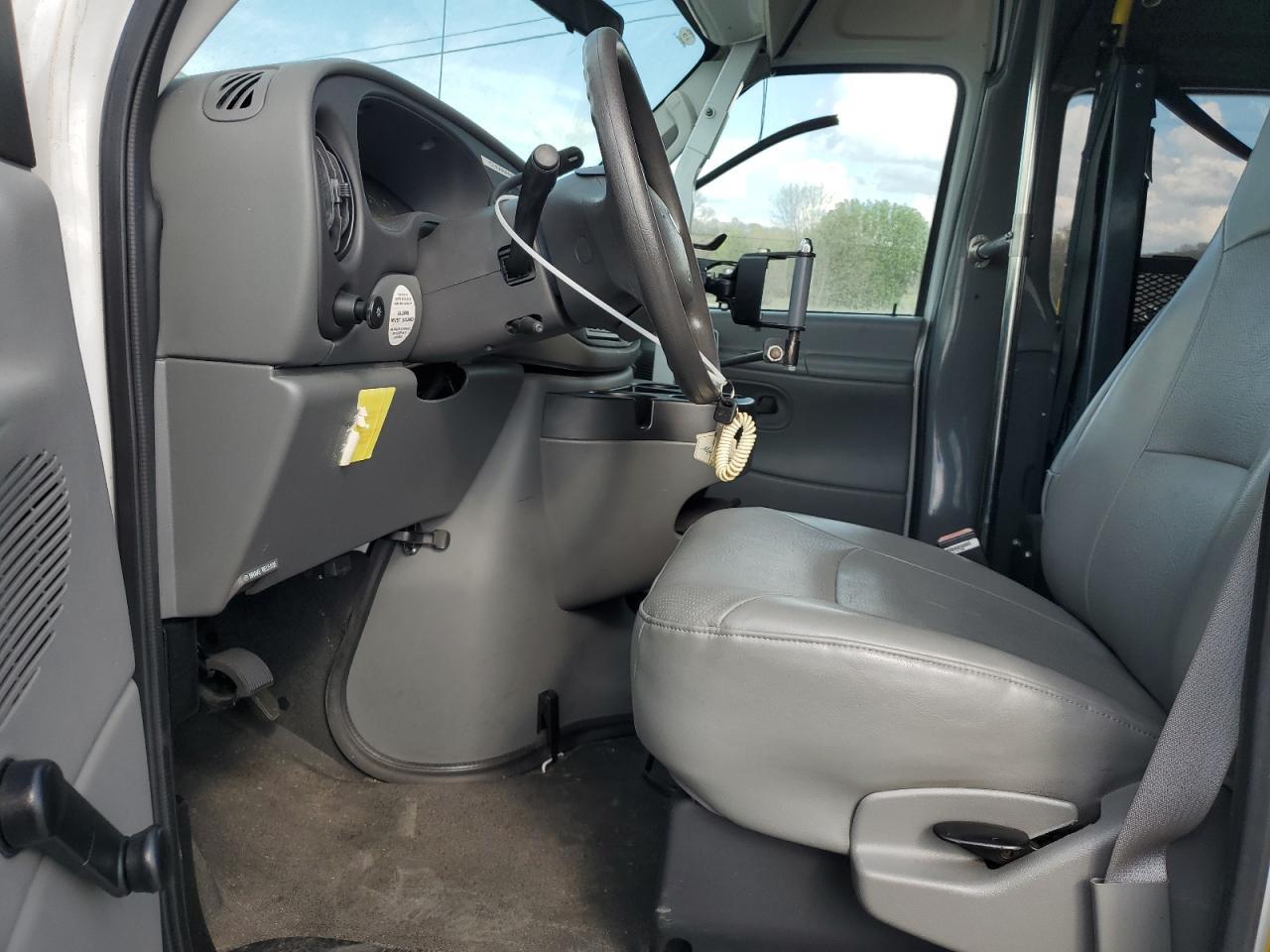 2006 Ford Econoline E250 Van - Image 7
