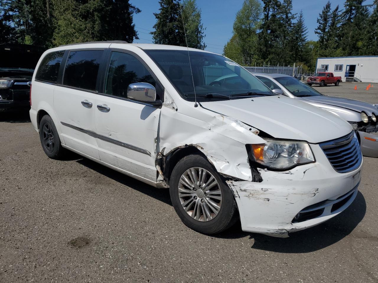 2013 Chrysler Town & Country Touring L - Фото 4