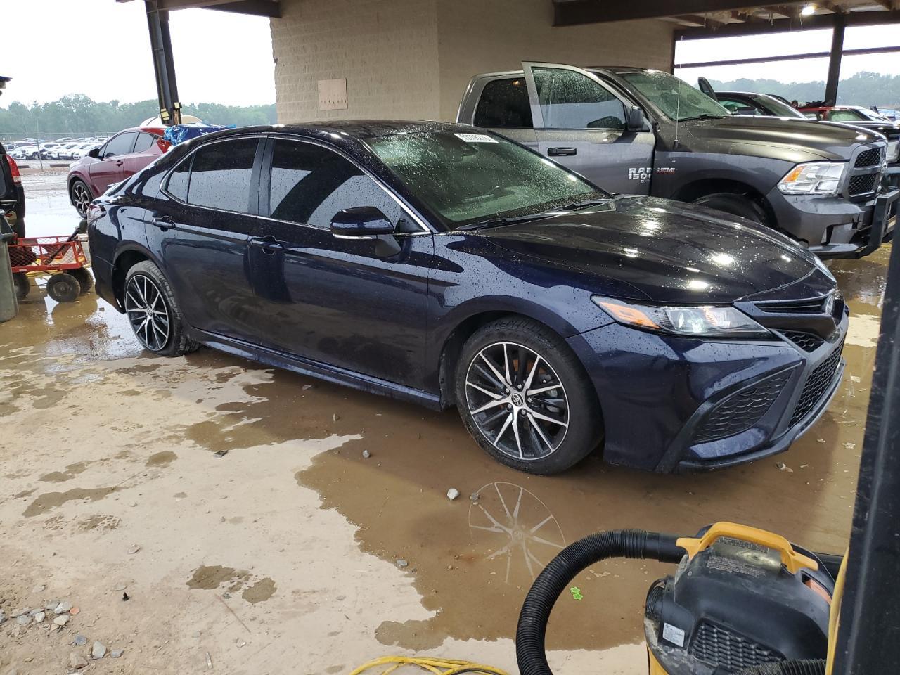 2022 Toyota Camry Se - Image 4