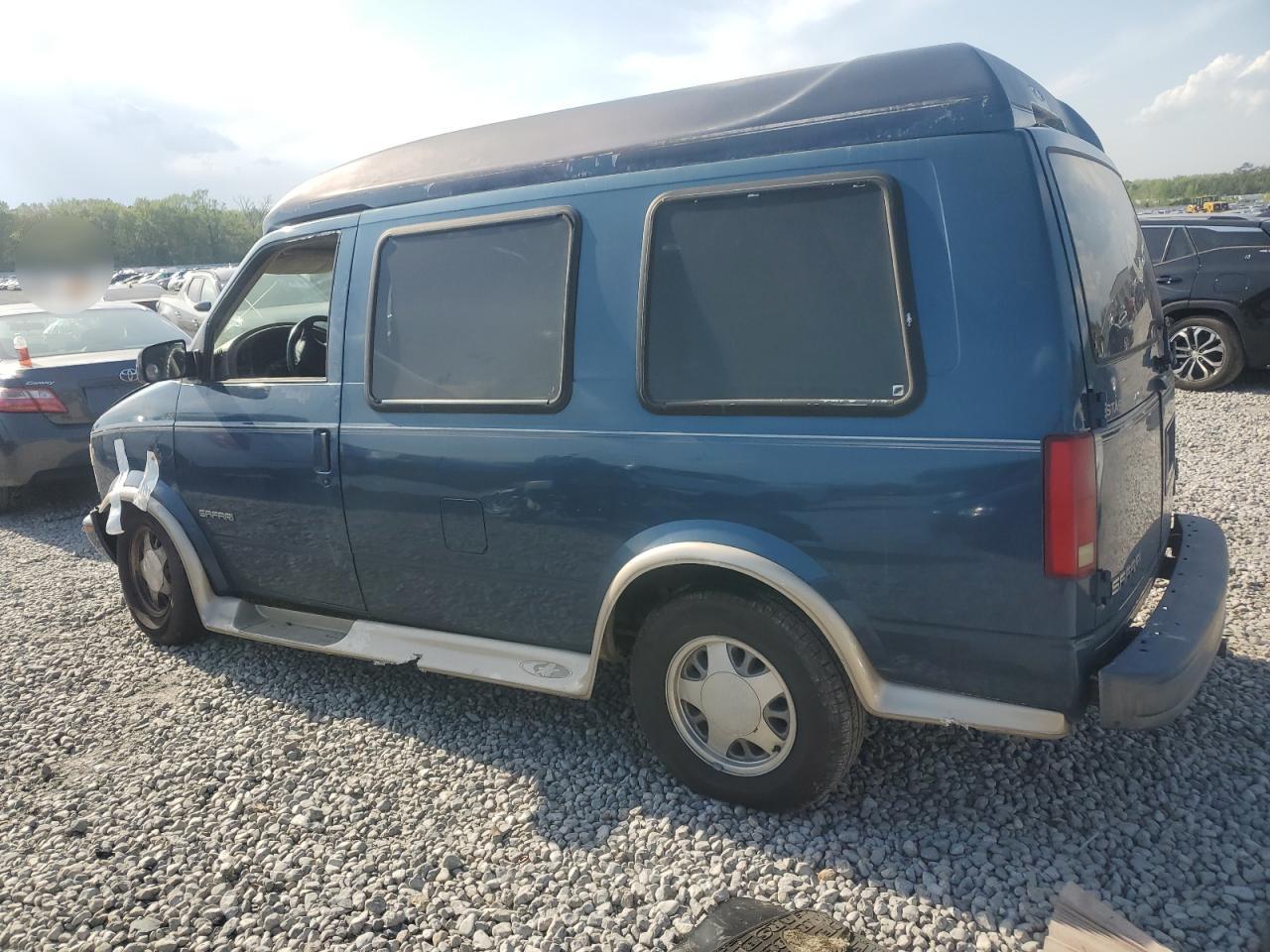 2002 GMC Safari Xt - Image 2