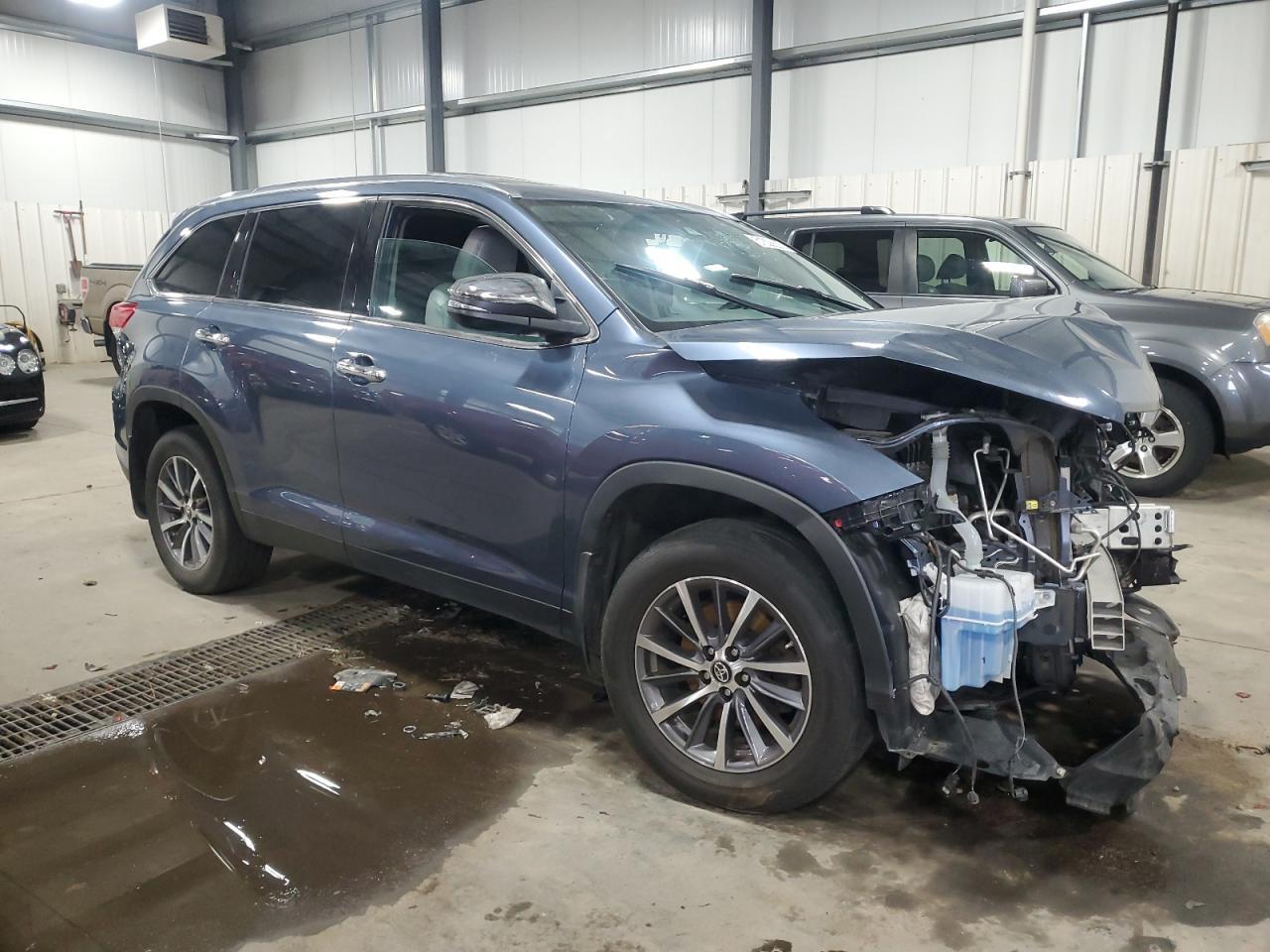 2019 Toyota Highlander Se - Фото 4