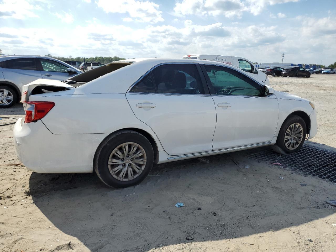 2014 Toyota Camry L - Image 3