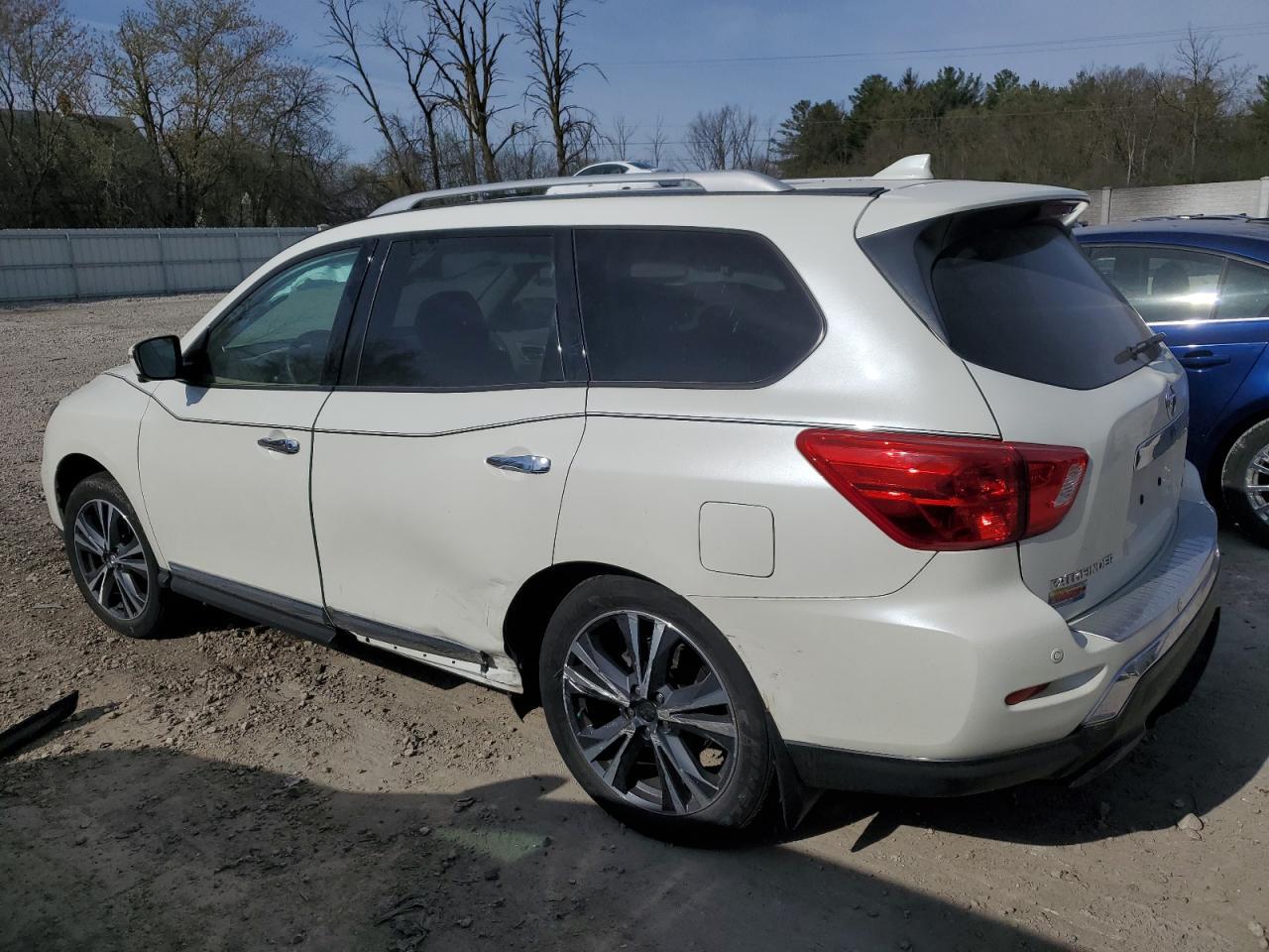 2020 Nissan Pathfinder Platinum - Image 2