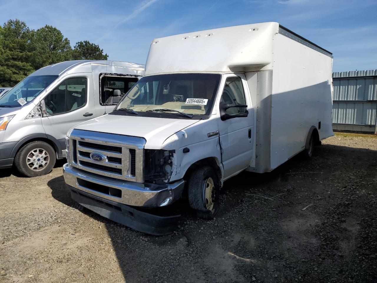2021 Ford Econoline E350 Super Duty Cutaway Van