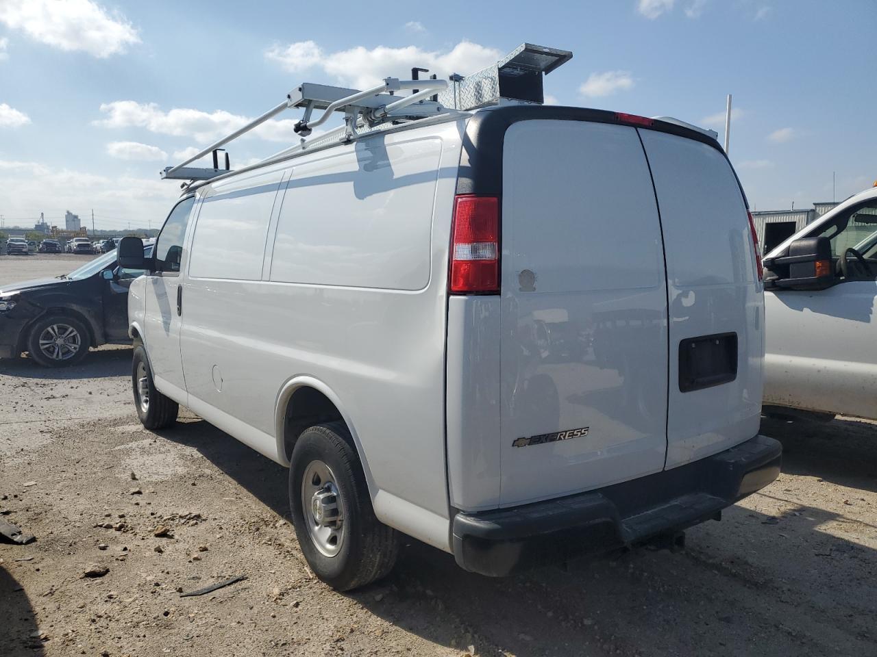 2023 Chevrolet Express G2500 - Фото 2