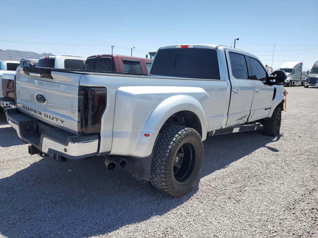 2017 Ford F350 Super Duty - Фото 3