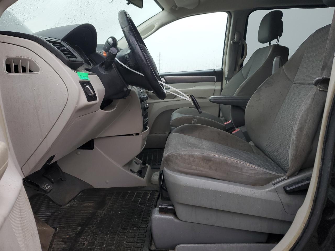 2011 Volkswagen Routan - Image 7