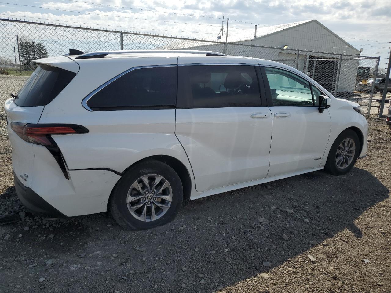 2021 Toyota Sienna Le - Фото 3