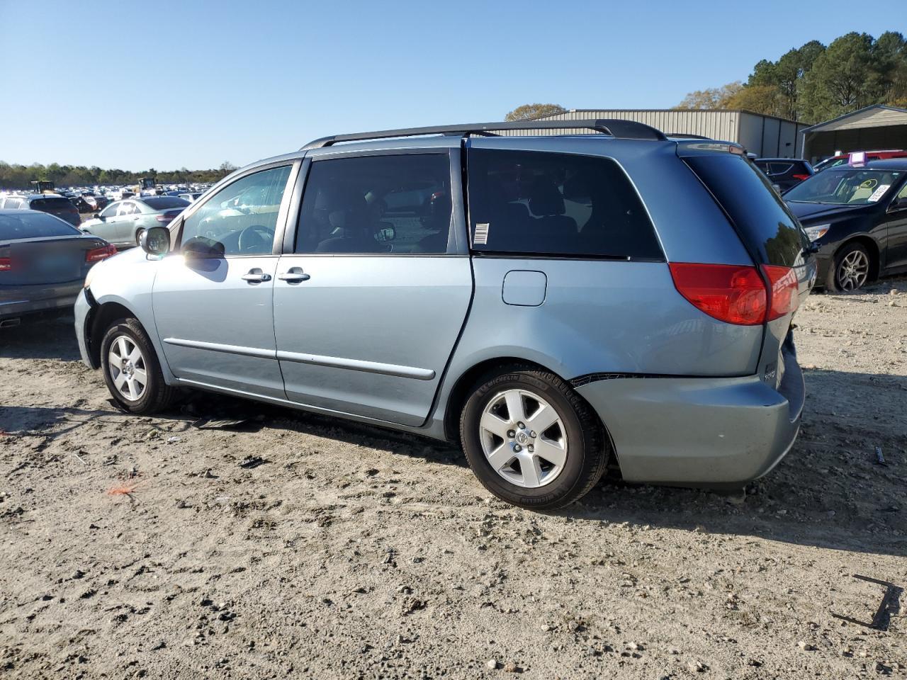 2010 Toyota Sienna Ce - Фото 2