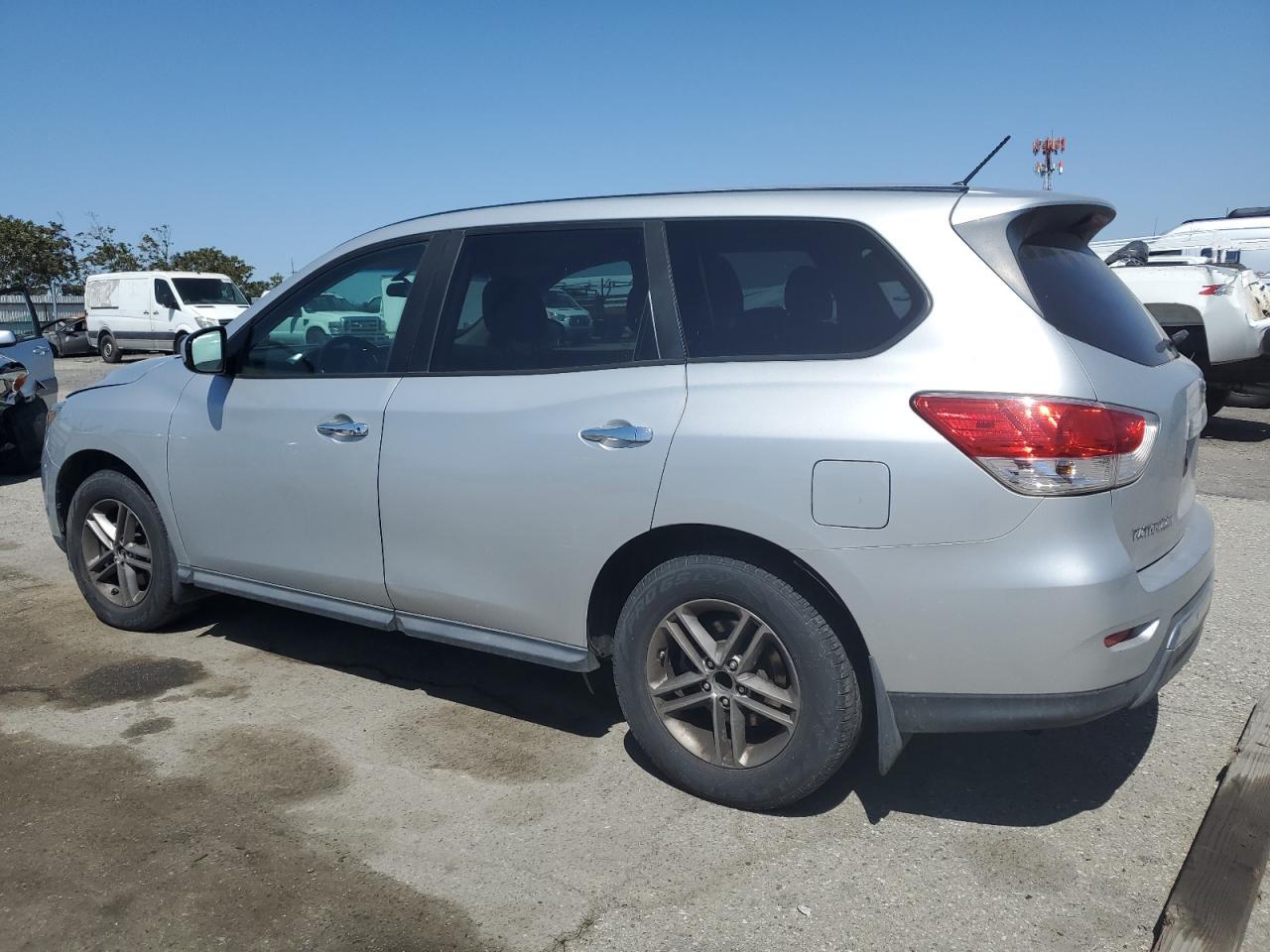 2015 Nissan Pathfinder S - Фото 2