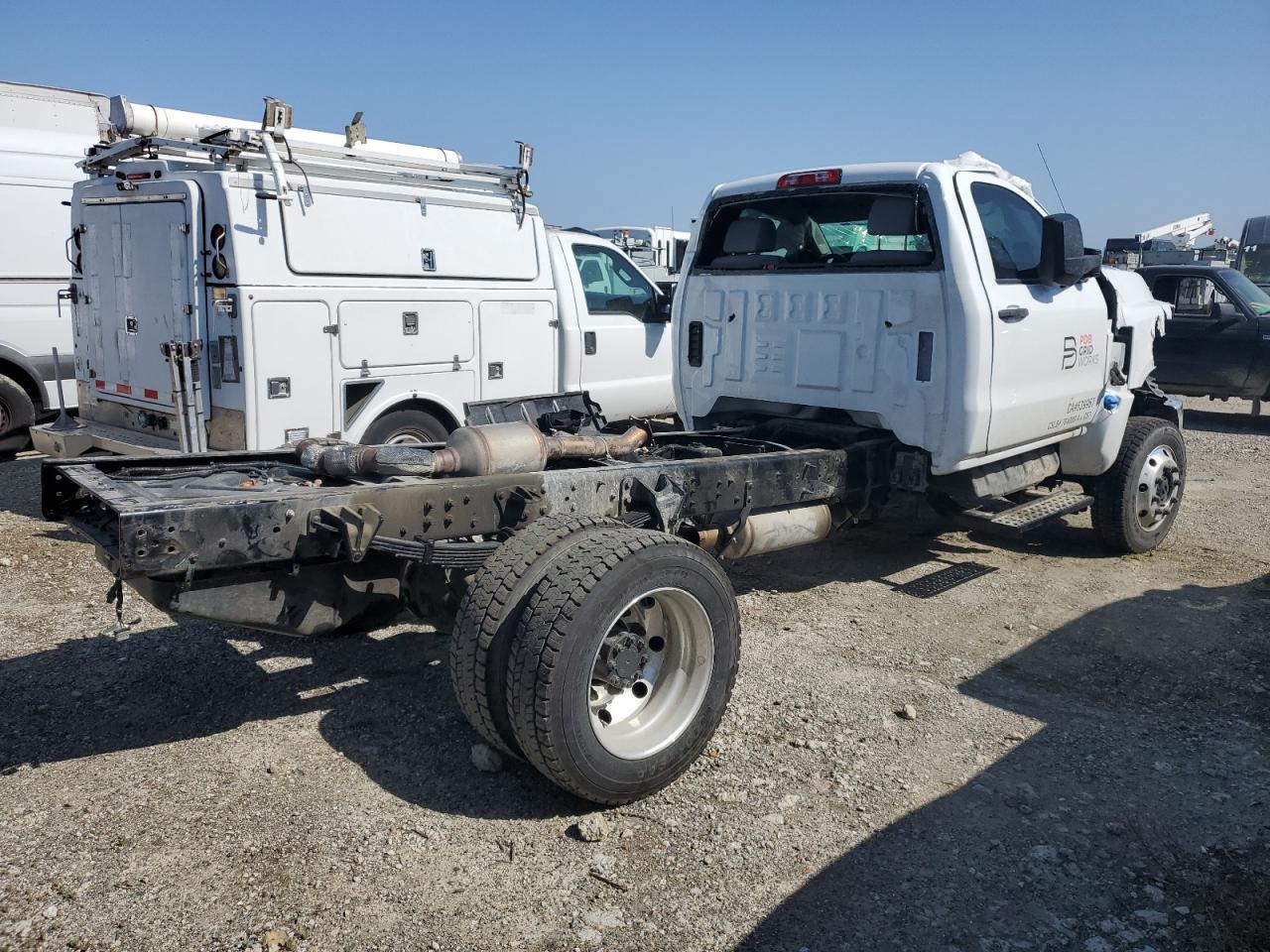 2023 Chevrolet Silverado Medium Duty - Фото 3