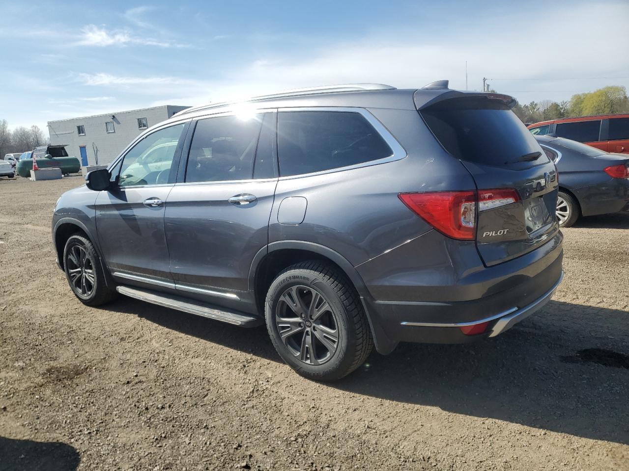 2022 Honda Pilot Touring - Image 2