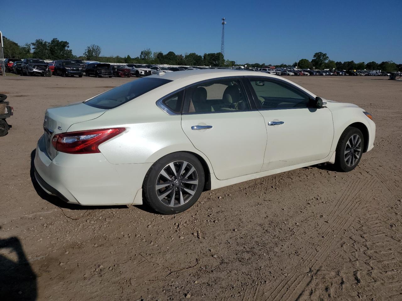 2017 Nissan Altima 2.5 - Image 3