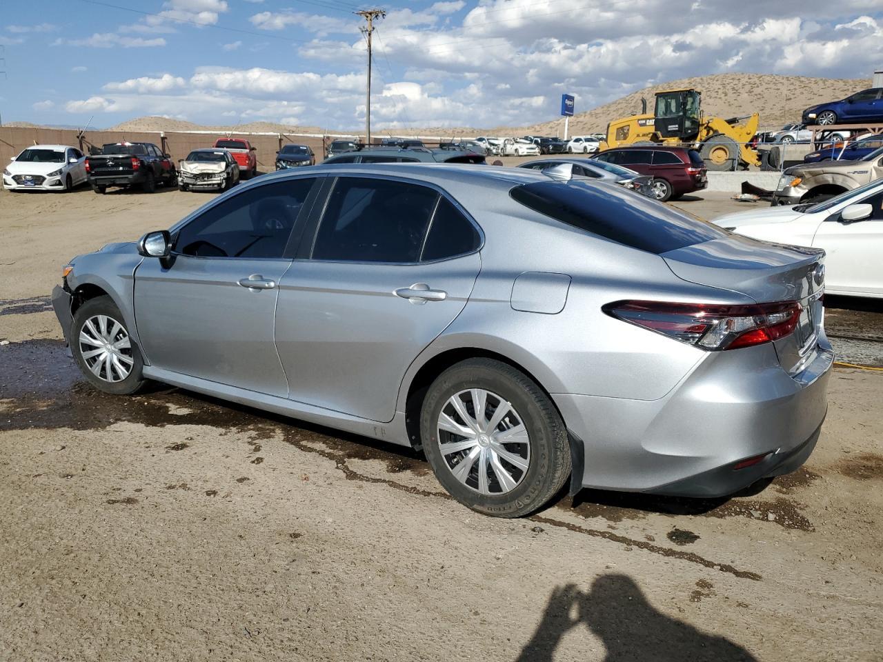 2022 Toyota Camry Le - Фото 2