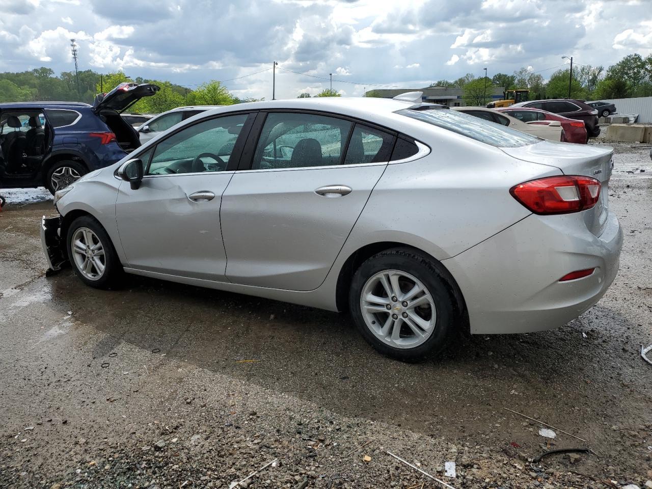 2018 Chevrolet Cruze Lt - Image 2