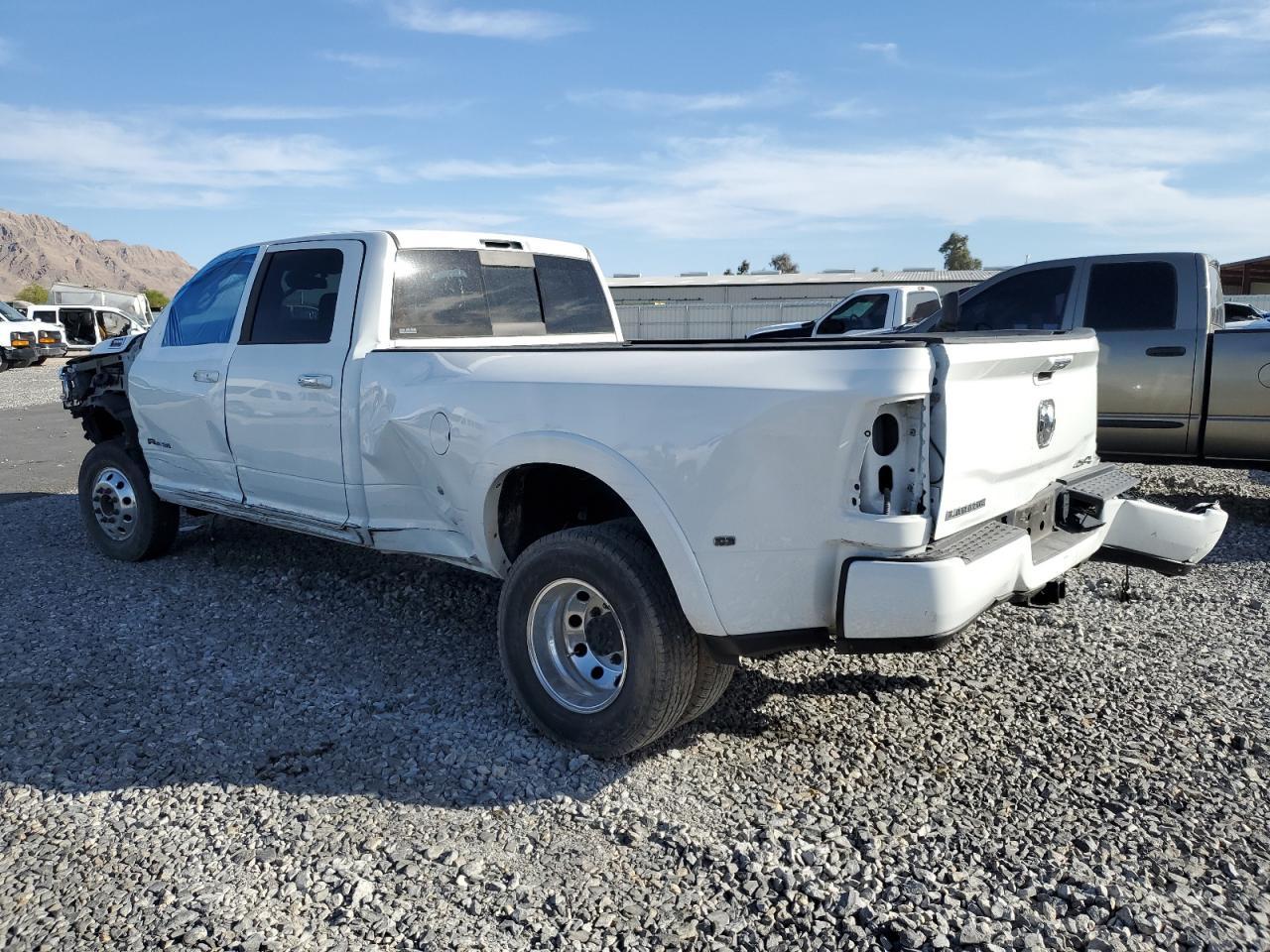 2021 Ram 3500 Laramie - Фото 2