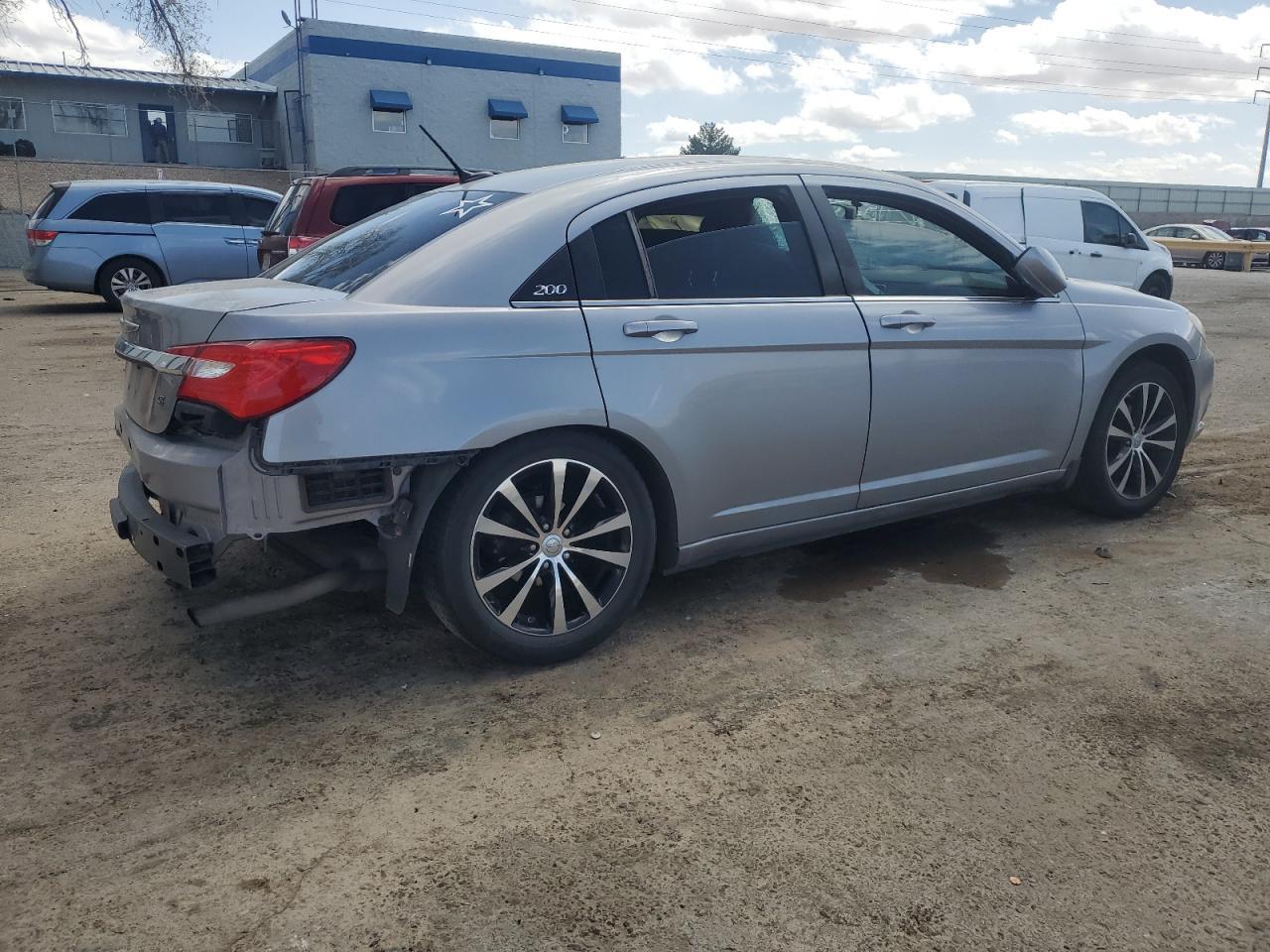 2013 Chrysler 200 Touring - Фото 3