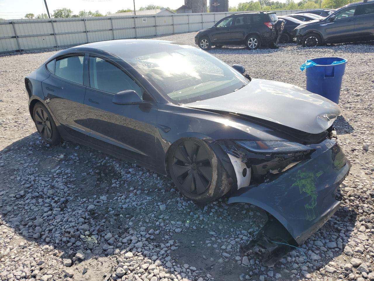 2025 Tesla Model 3 - Фото 4