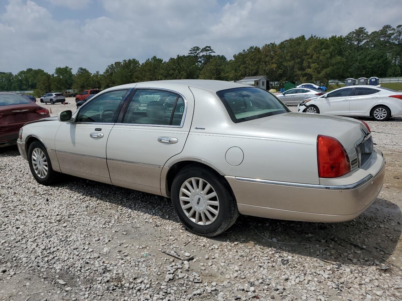 2005 Lincoln Town Car Signature - Фото 2
