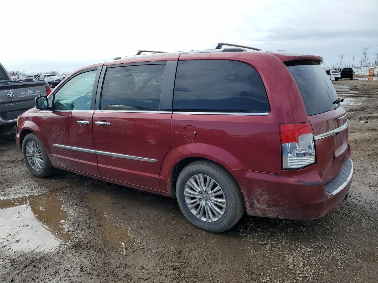 2013 Chrysler Town & Country Limited - Фото 2