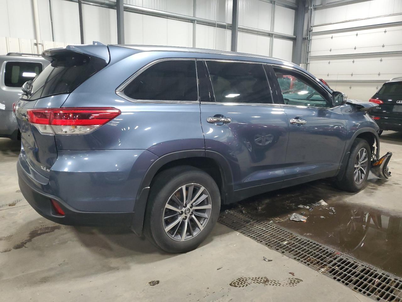 2019 Toyota Highlander Se - Фото 3