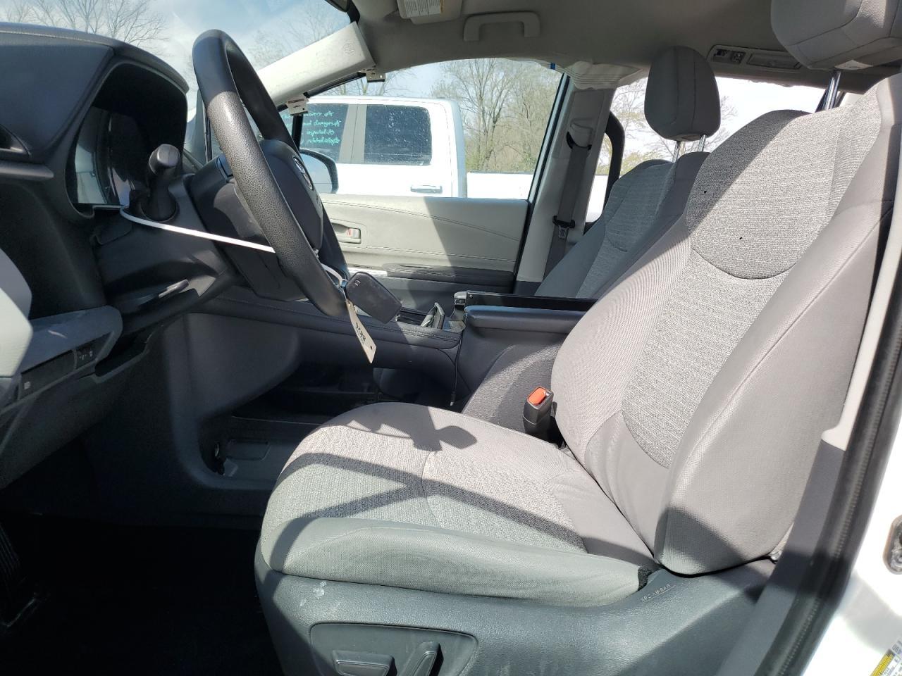 2021 Toyota Sienna Le - Фото 7