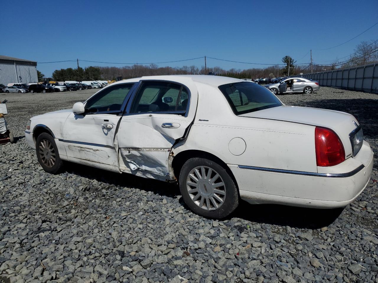 2003 Lincoln Town Car Signature - Фото 2