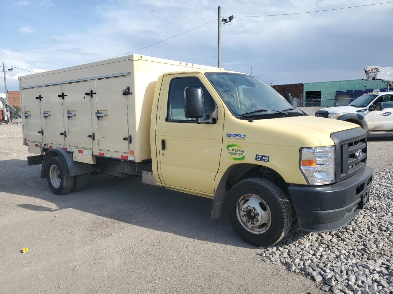 2022 Ford Econoline E450 Super Duty Cutaway Van - Image 4