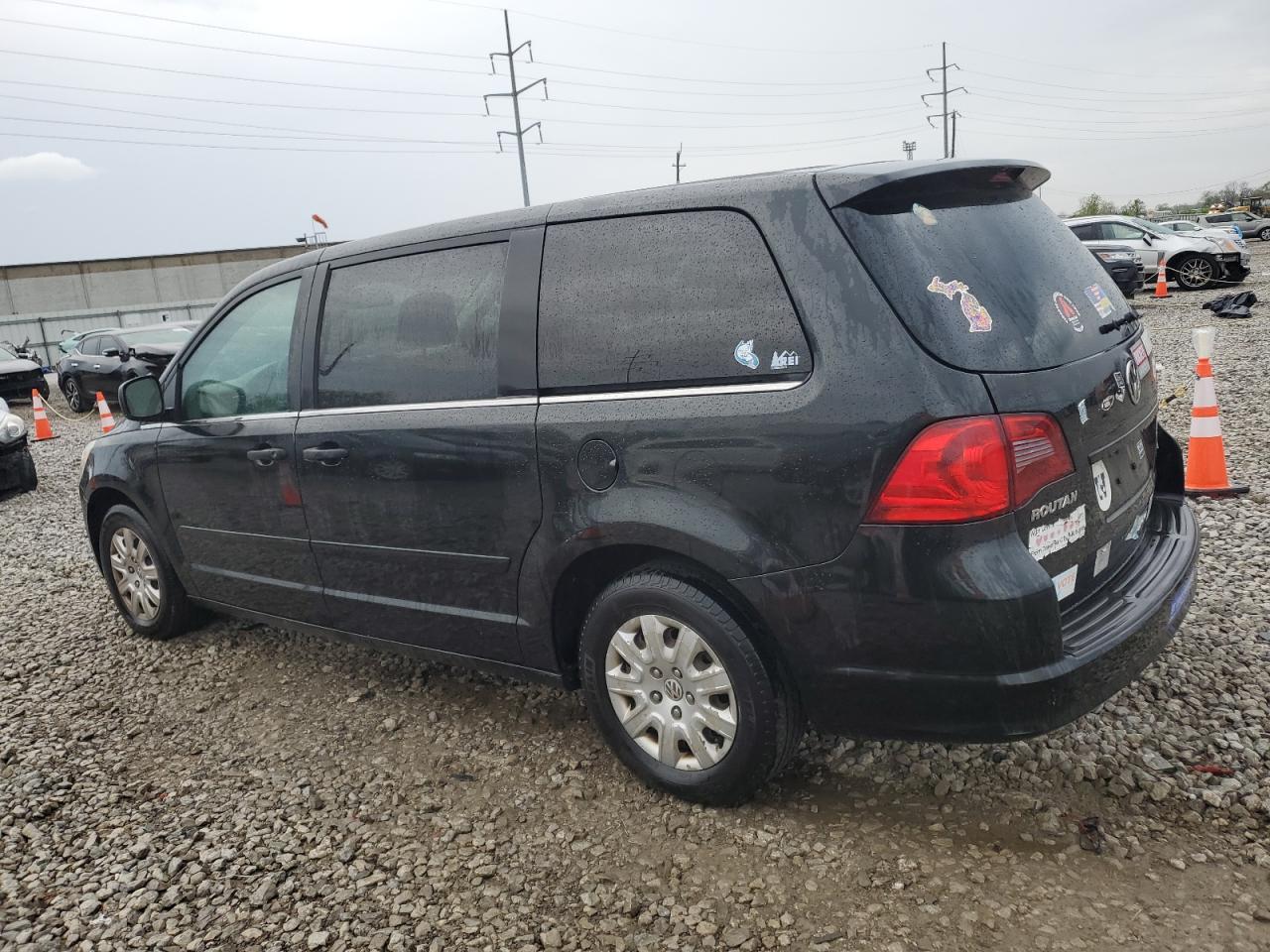 2011 Volkswagen Routan - Image 2