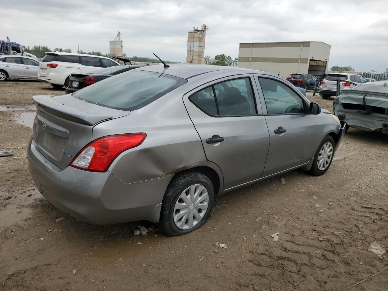 2013 Nissan Versa S - Фото 3