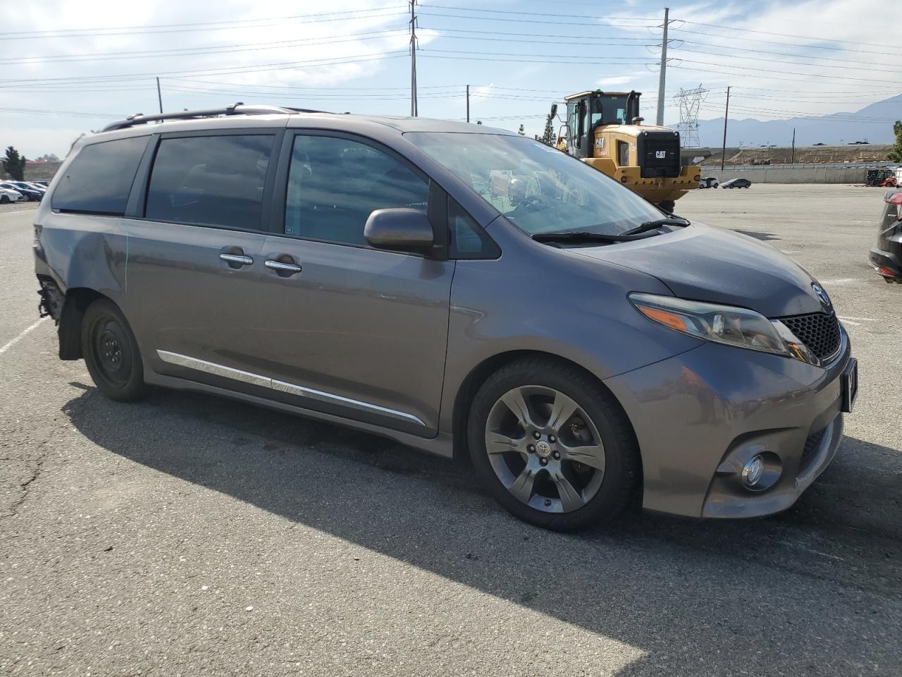 2016 Toyota Sienna Se - Фото 4