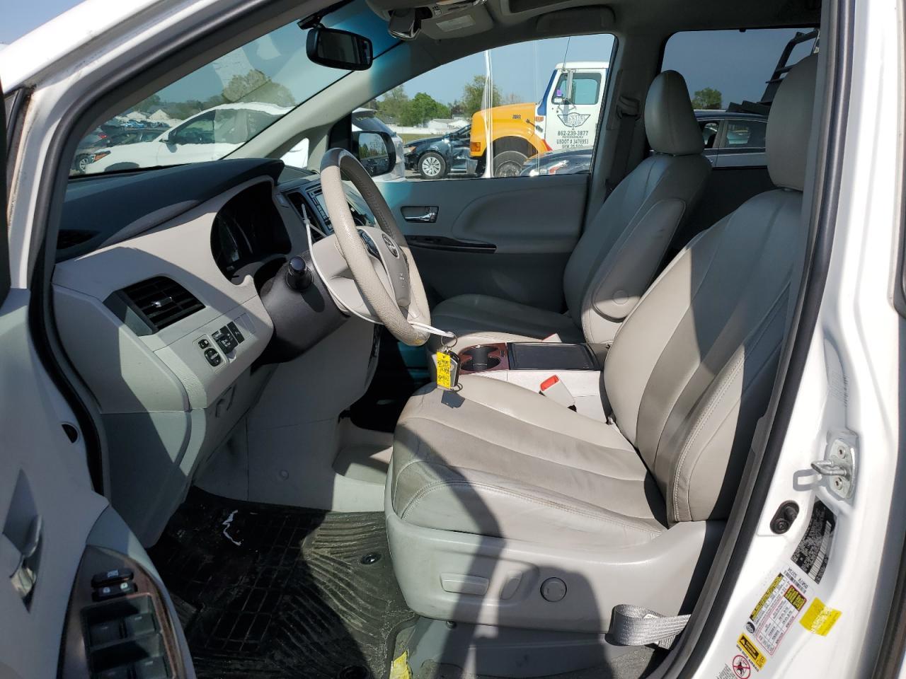 2014 Toyota Sienna Xle - Image 7