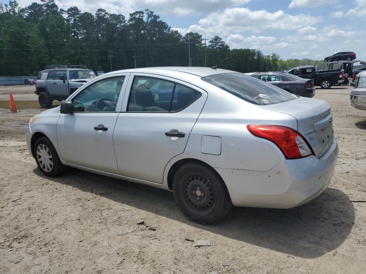 2012 Nissan Versa S - Фото 2