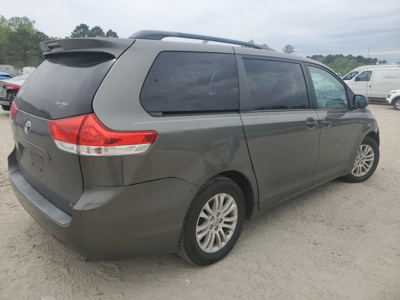 2011 Toyota Sienna Xle - Image 3