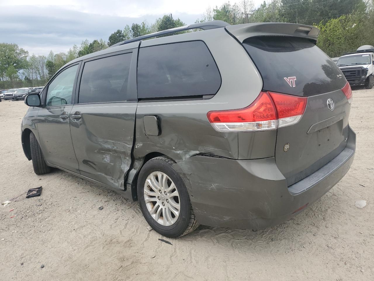 2011 Toyota Sienna Xle - Image 2