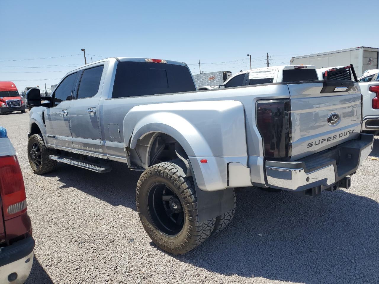 2017 Ford F350 Super Duty - Фото 2