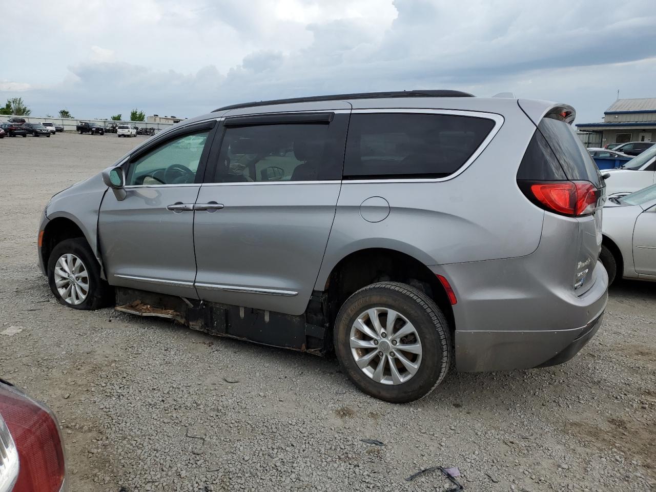2017 Chrysler Pacifica Touring L - Image 2