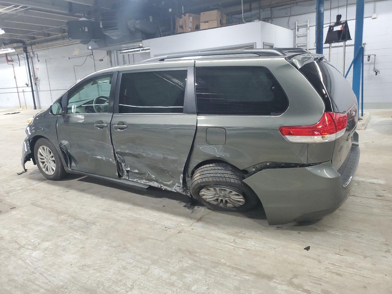 2012 Toyota Sienna Xle - Image 2