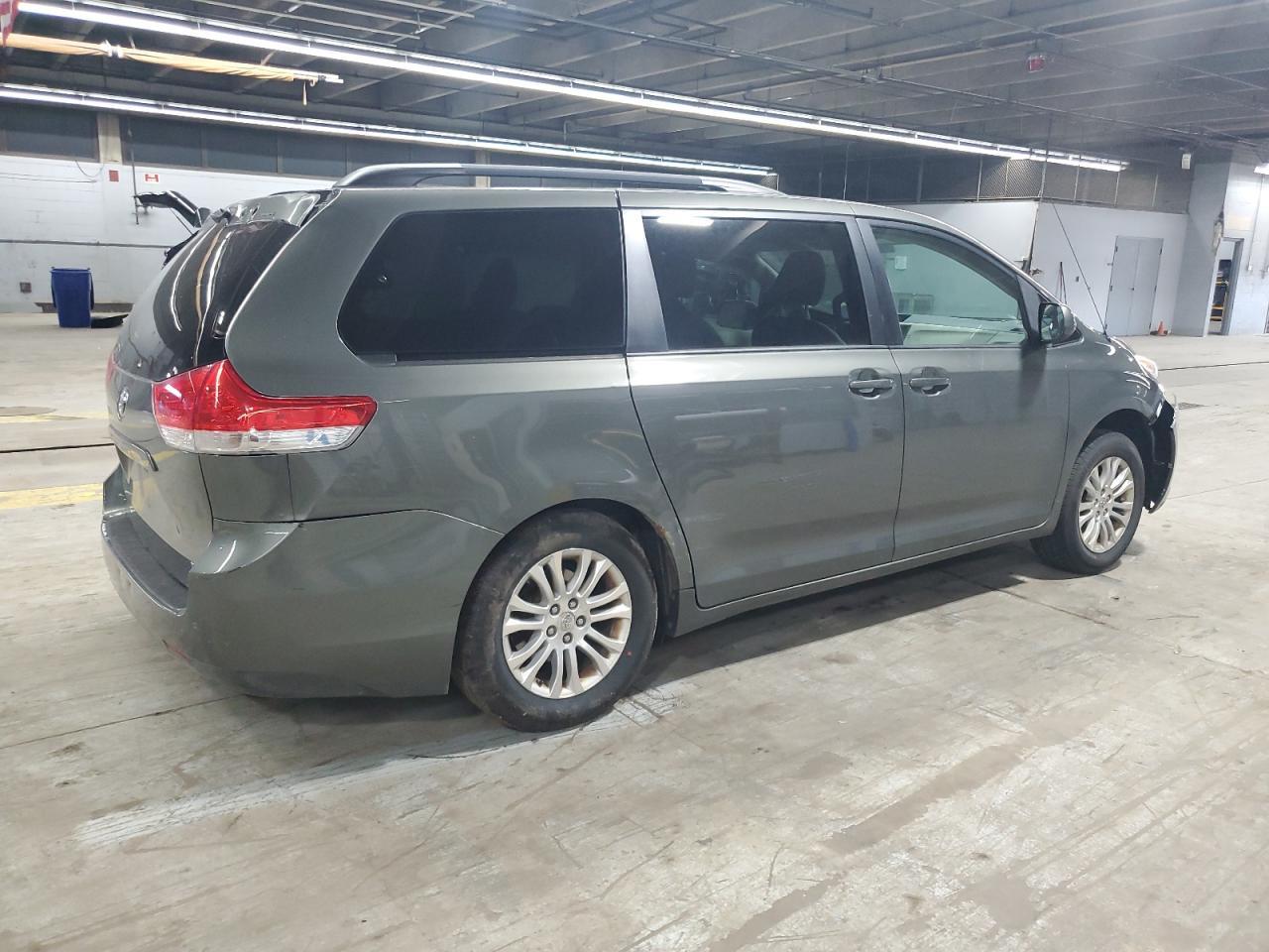 2012 Toyota Sienna Xle - Image 3