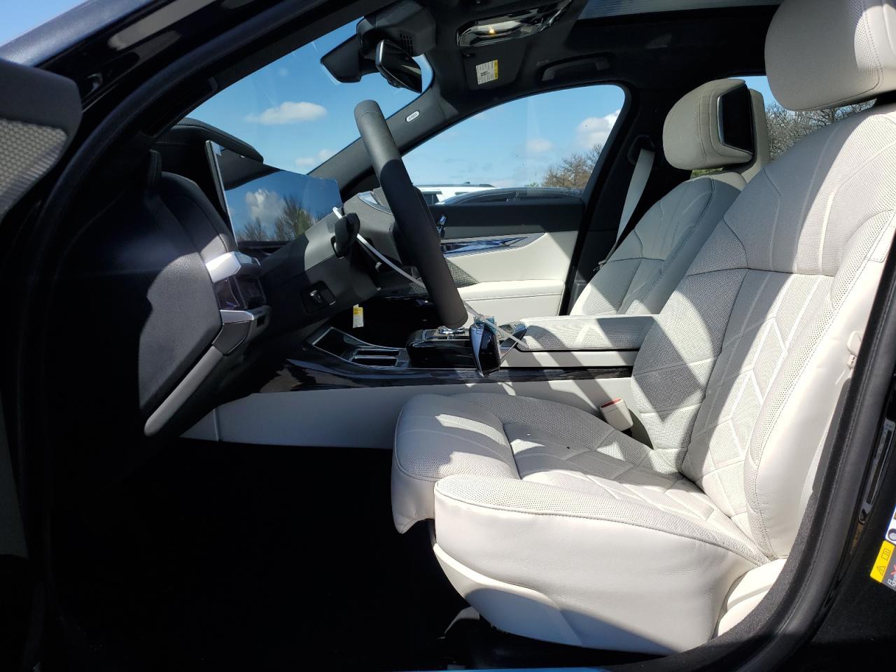2025 BMW I7 xDrive60 - Фото 7