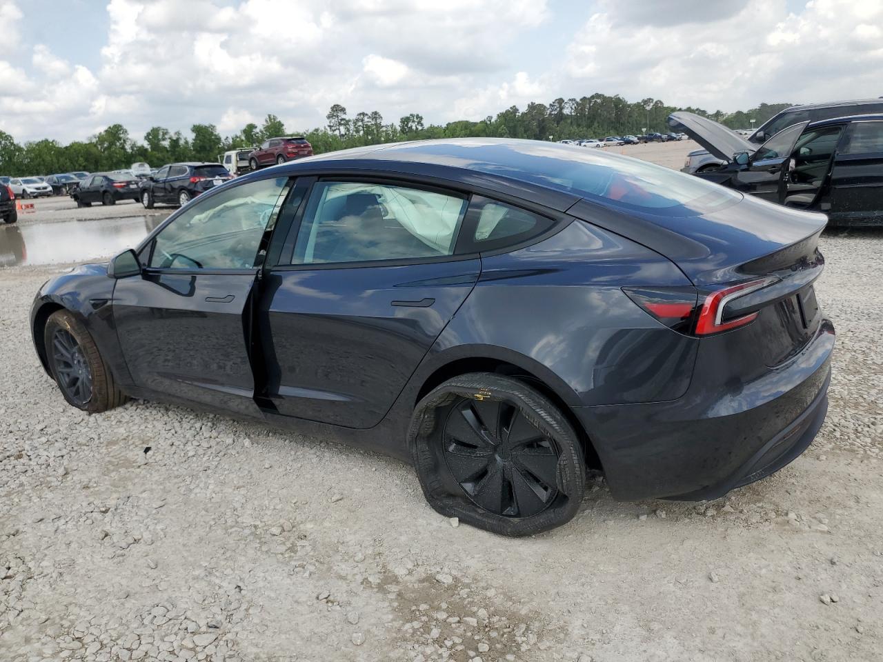 2025 Tesla Model 3 - Фото 2