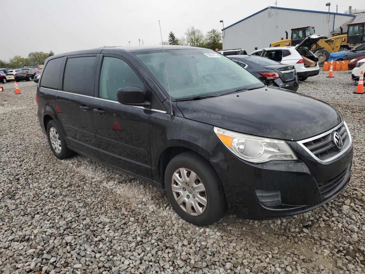 2011 Volkswagen Routan - Image 4