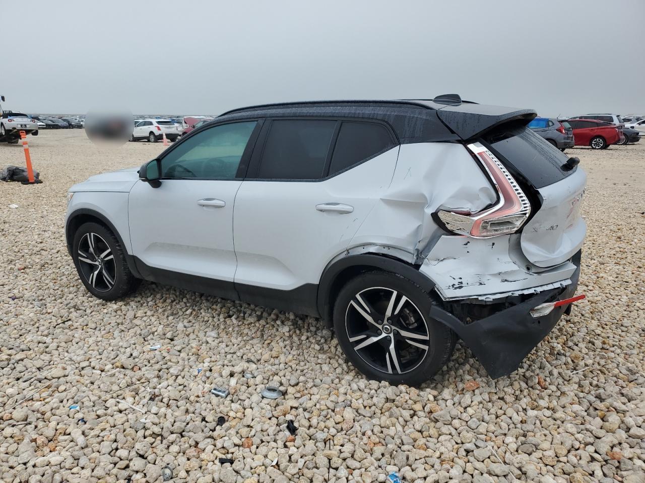 2021 Volvo Xc40 T5 R-Design - Image 2