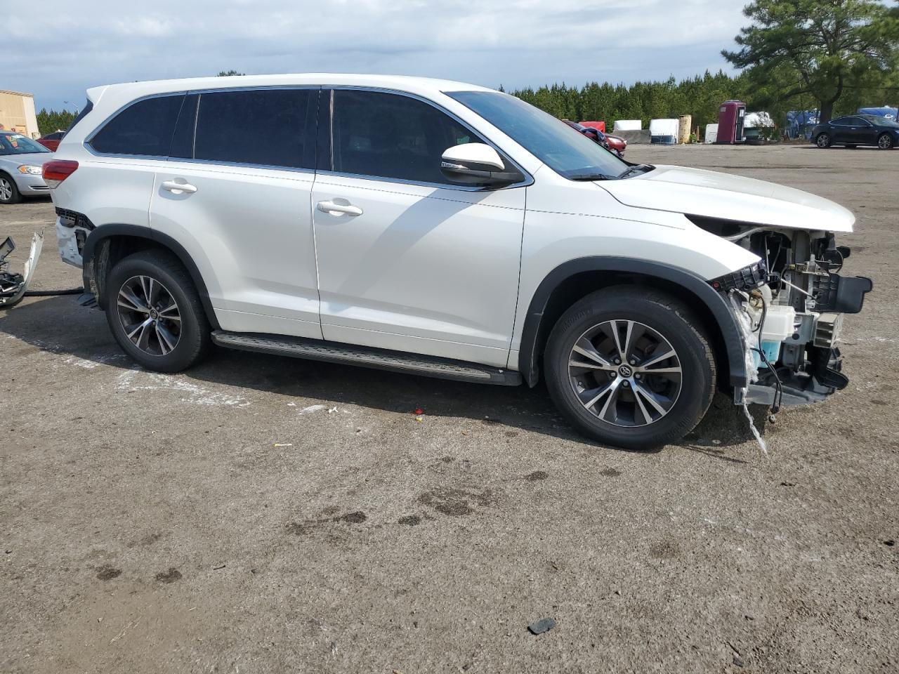 2017 Toyota Highlander Le - Фото 4