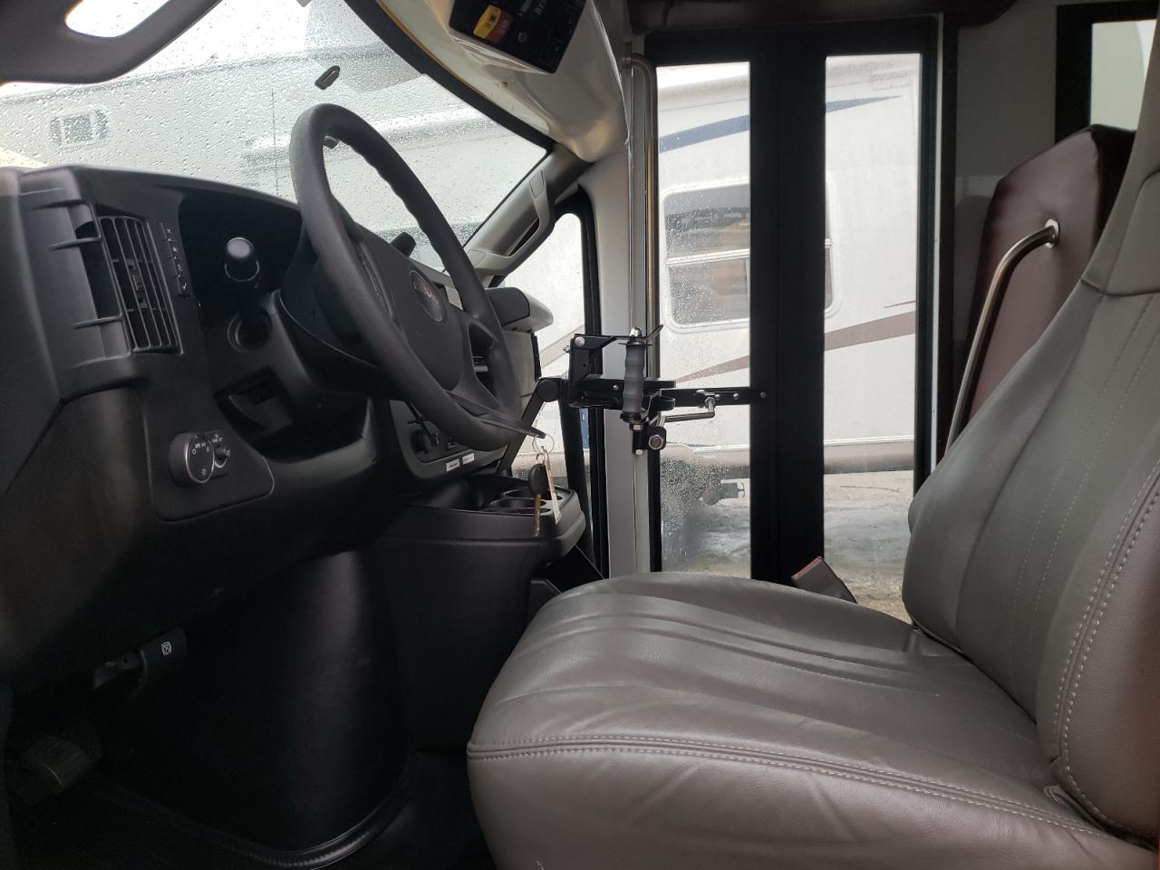2025 GMC Savana Cutaway G3500 - Фото 7