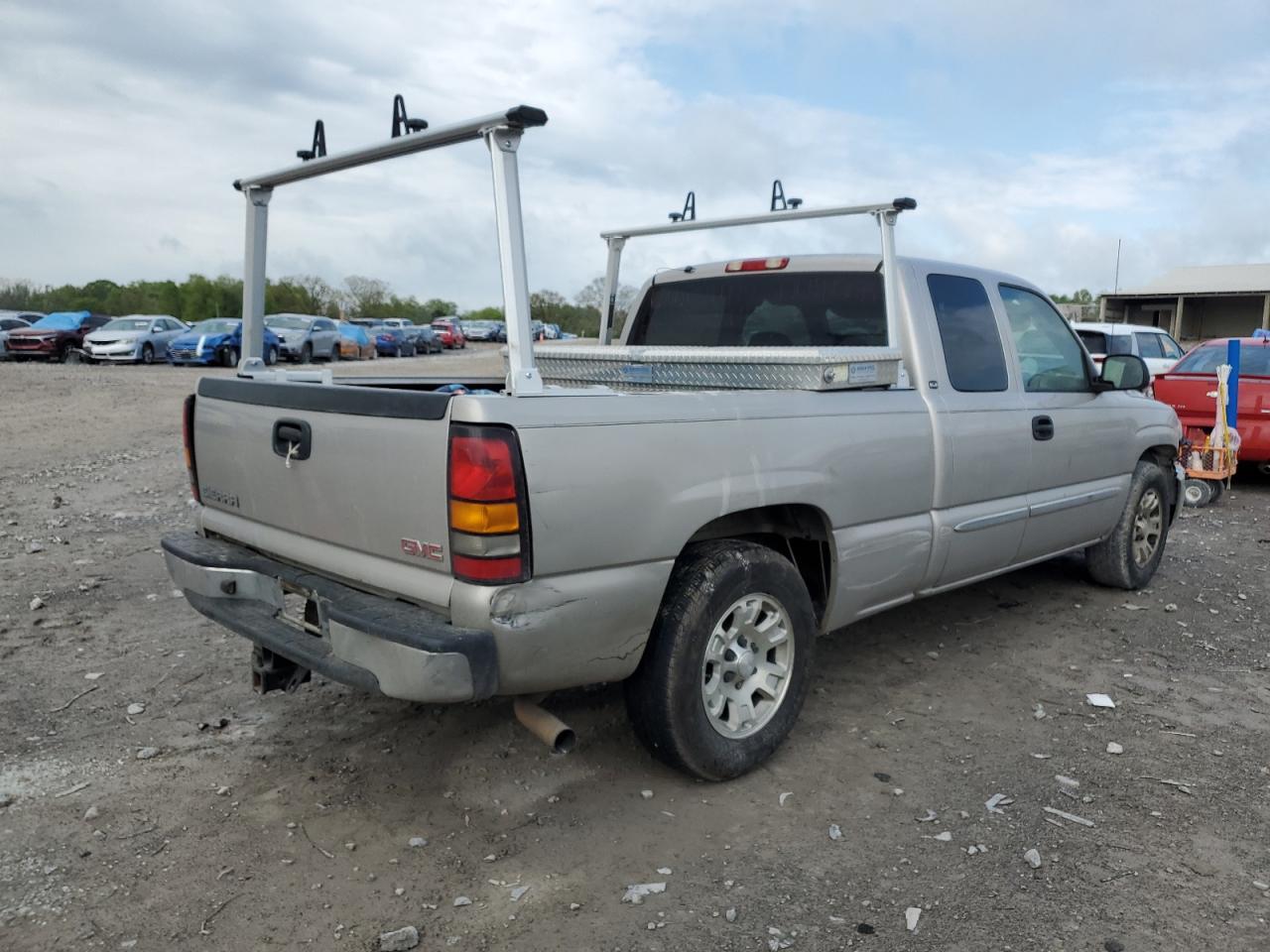 2005 GMC New Sierra C1500 - Image 3