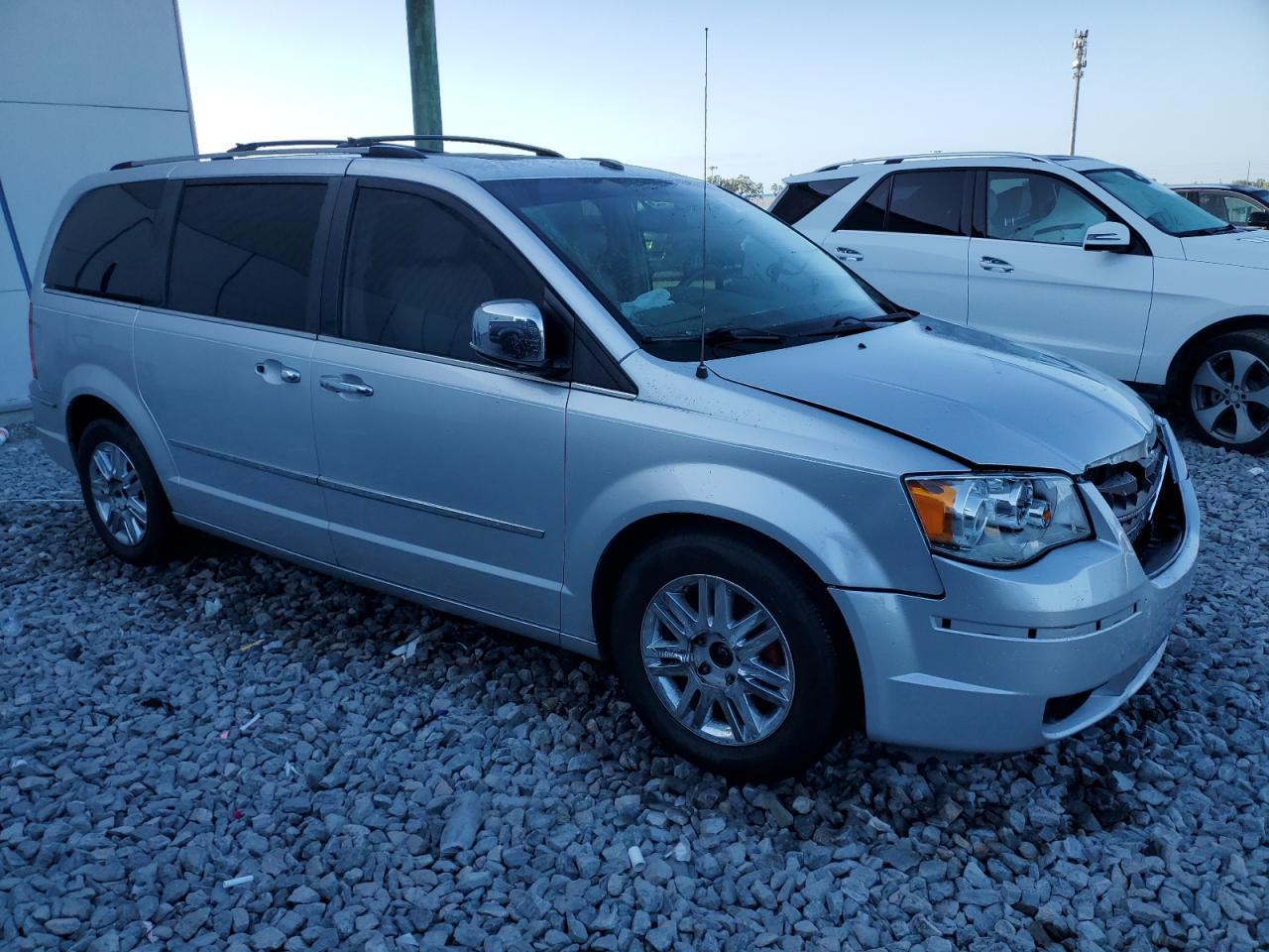 2009 Chrysler Town & Country Limited - Image 4