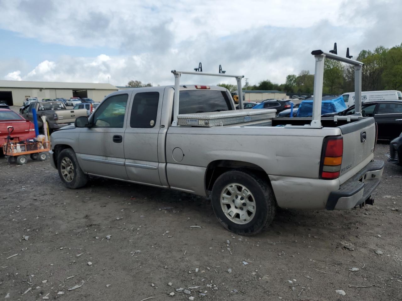 2005 GMC New Sierra C1500 - Image 2